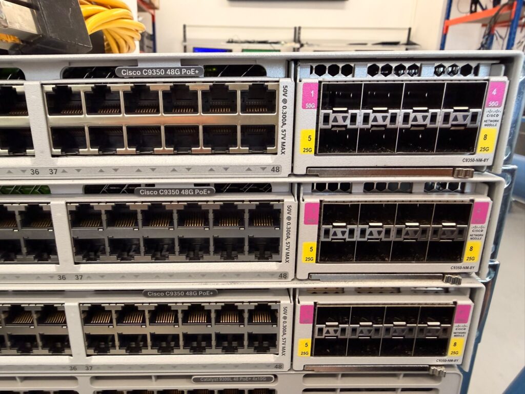 Frontblenden mehrerer Cisco C9350 mit Aufschrift 48G PoE+ und eingebautem Uplink-Modul C9350-NM-8Y